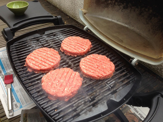 Burger-Patties auf dem Grill