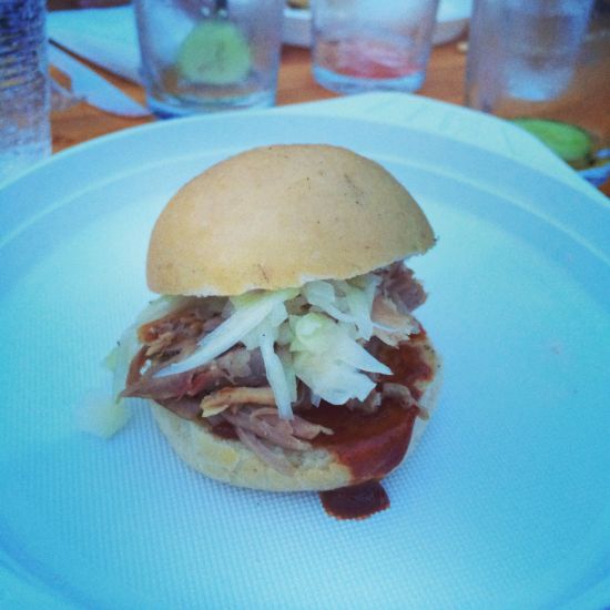 Der Pulled Pork Burger mit Krautsalat und BBQ Soße