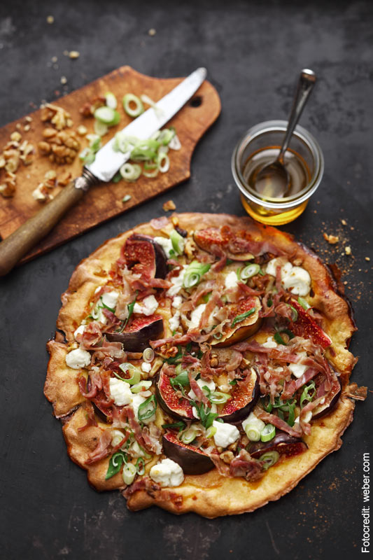 Rezept: Gegrillte Pizza mit Honig, Feigen und Parmaschinken ...