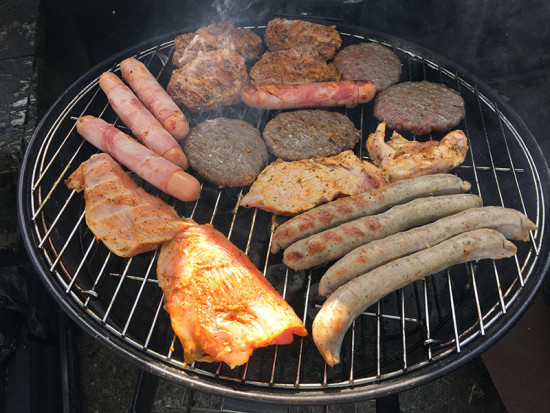 Fleisch und Würstchen vom Grill