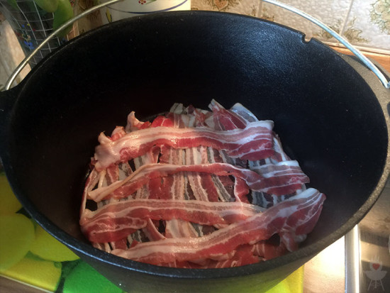 Spareribs aus dem Dutch Oven Baconboden