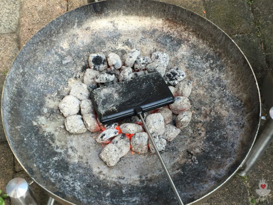 Petromax Waffeleisen in der Feuerschale