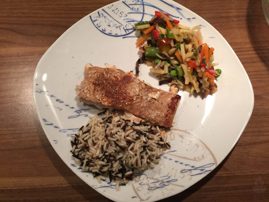 Edelstahl-Plancha von SteakChamp Lachs auf Teller