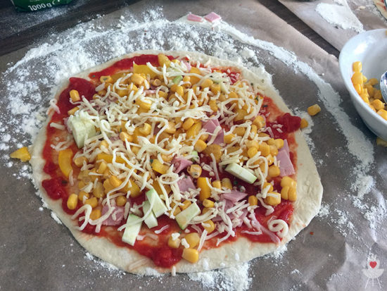 Pizza vom Grill - Pizza belegen