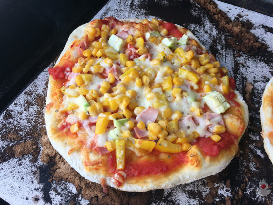 Pizza vom Grill - verbranntes Mehl