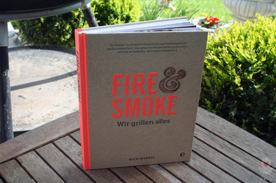 Buch Fire & Smoke aufgestellt von vorne