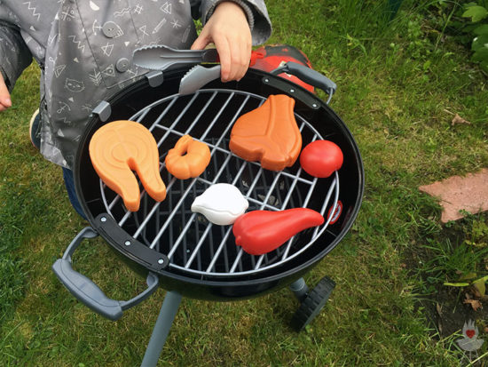 Weber Spielzeuggrill grillen