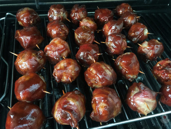 Moink Balls mit BBQ-Soße