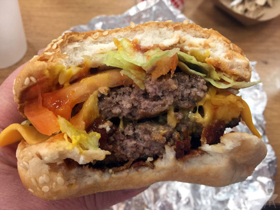 Five Guys Bacon Burger angebissen