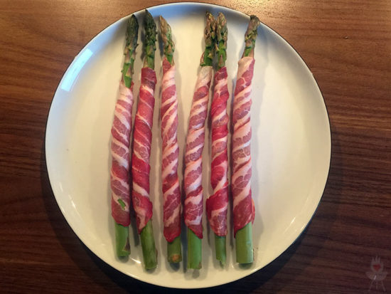 Grüner Spargel mit Bacon umwickelt