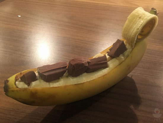 Schokobanane vom Grill mit Schokostückchen