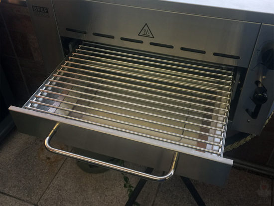 Beef Maker Grillschublade offen mit Grillrost nah