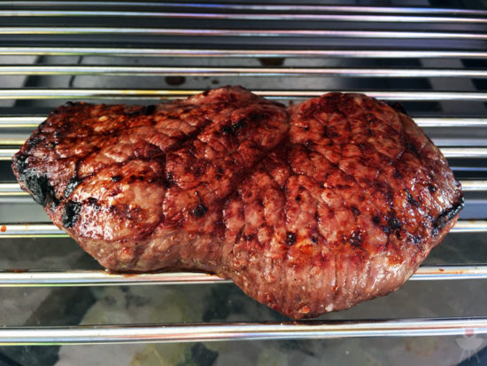 Beef Maker Steak auf Grillrost