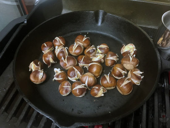 Maronen vom Grill geröstet Pfanne