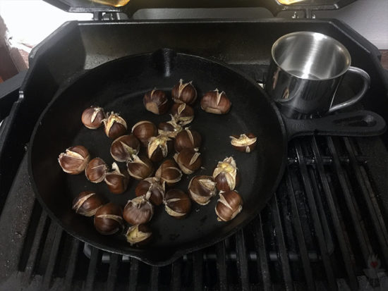 Maronen vom Grill Pfanne Wasser auf Grill