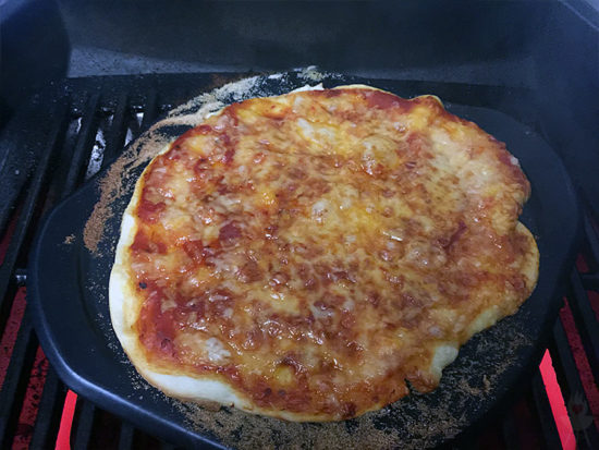 Pizza Weber PULSE Pizza fertig Grill nah