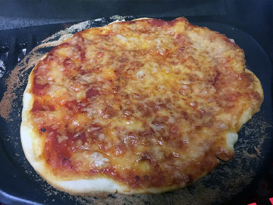 Pizza Weber PULSE Pizza fertig Pizzastein