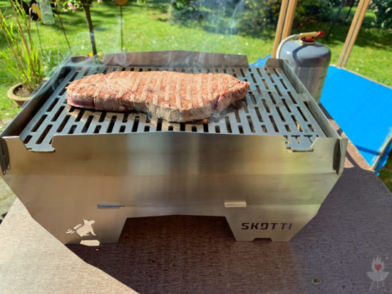 Skotti-Grill mit Fleisch