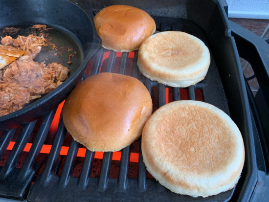 Pulled Jackfruit Burger Buns anrösten