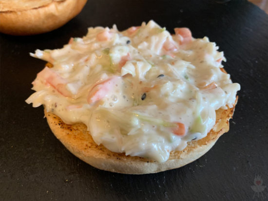 Pulled Jackfruit Burger untere Hälfte mit Coleslaw