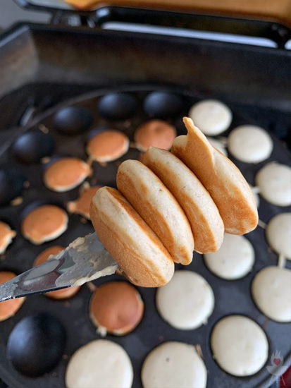 Petromax Poffertjespfanne - Poffertjes aufgespießt