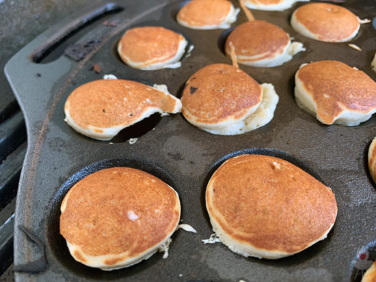 Petromax Poffertjespfanne - Poffertjes gewendet