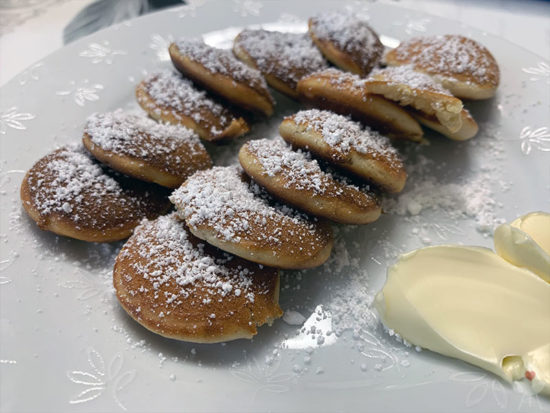 Petromax Poffertjespfanne - Poffertjes mit Puderzucker und nutella