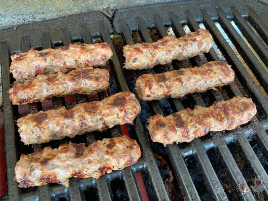 Cevapomaker Cevapcici auf dem Grill