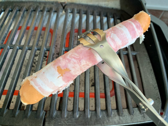 V-Tong Grillzange mit Wurst